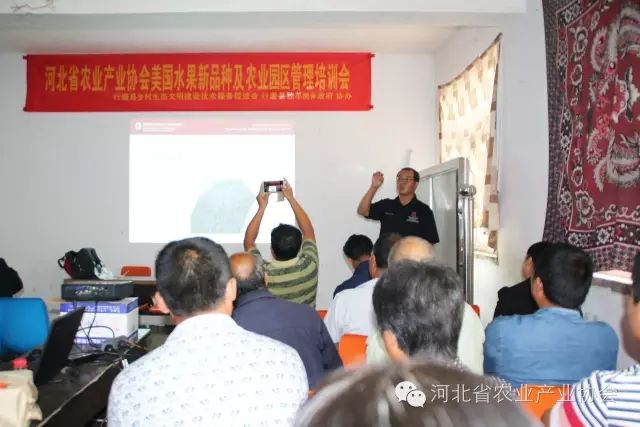 美国园艺及小浆果专家高愉教授来河北进行指导