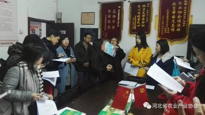 中国社区报整版刊登协会引智扶贫工作及已故胡志斌会长的事迹